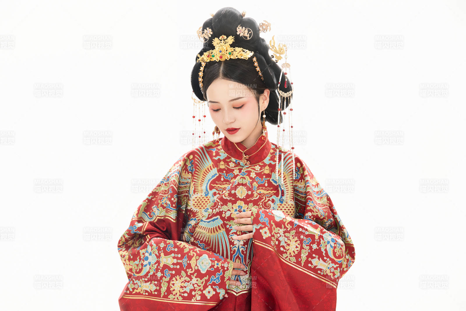 白色背景下穿着中国明朝明制汉服服饰的少女图片