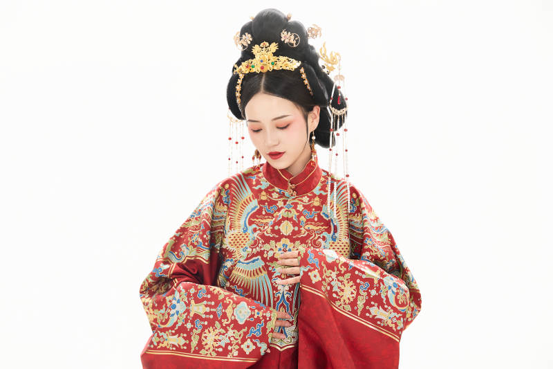 白色背景下穿着中国明朝明制汉服服饰的少女图片