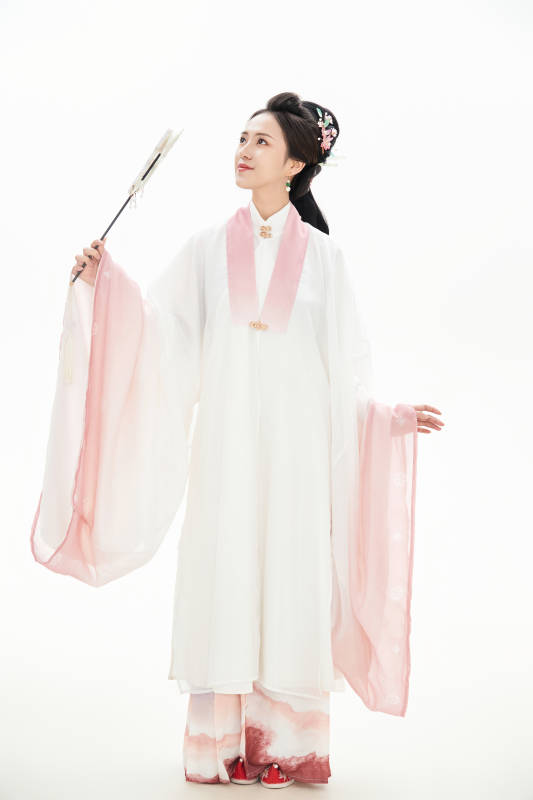 白色背景下穿着魏晋制汉服的少女图片