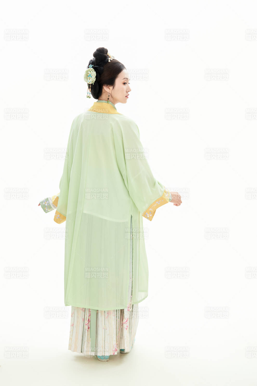 白色背景下穿着南北宋朝汉服的少女图片