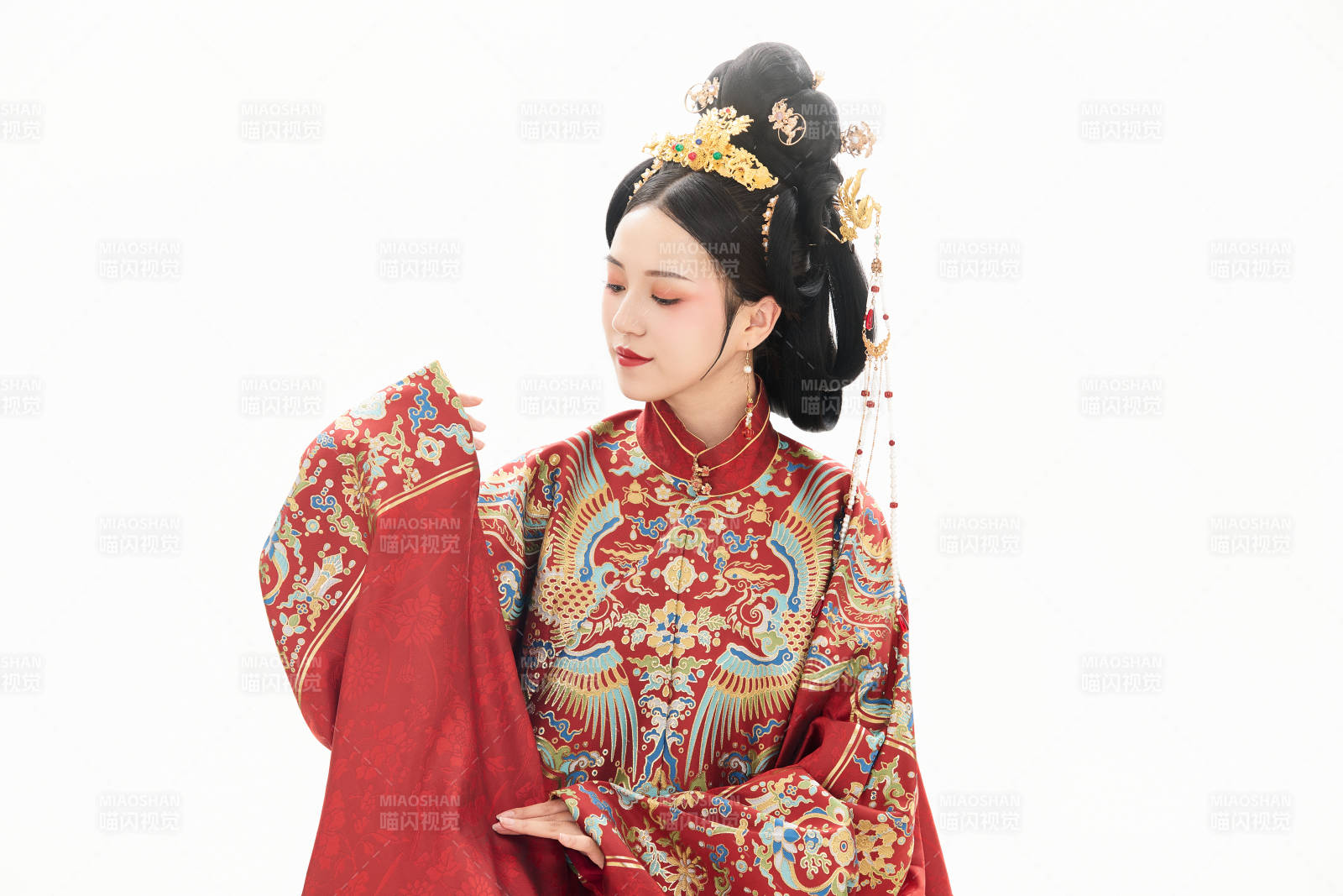 白色背景下穿着中国明朝明制汉服服饰的少女图片