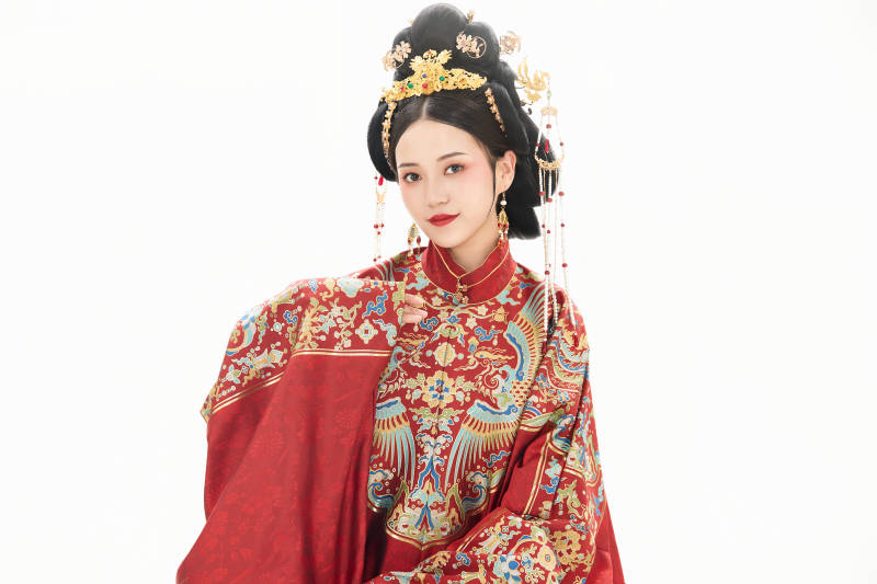 白色背景下穿着中国明朝明制汉服服饰的少女图片