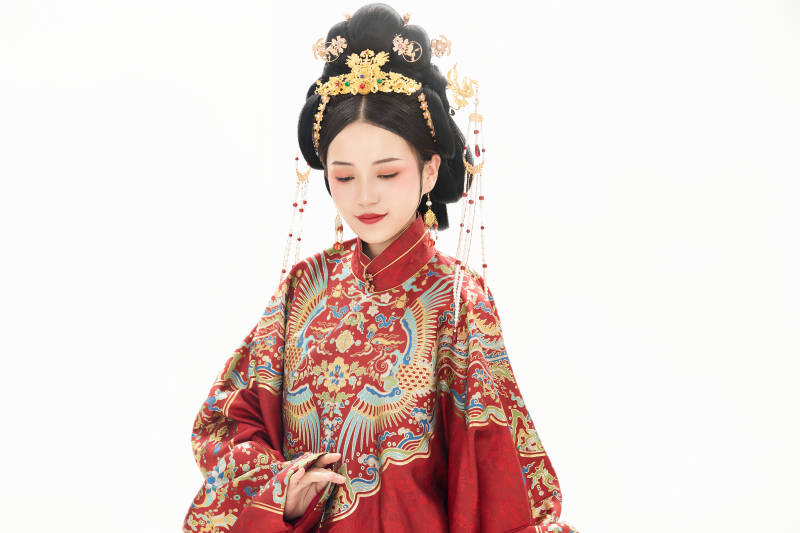 白色背景下穿着中国明朝明制汉服服饰的少女图片