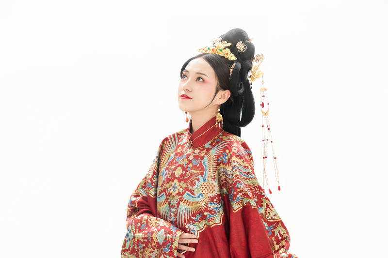 白色背景下穿着中国明朝明制汉服服饰的少女图片