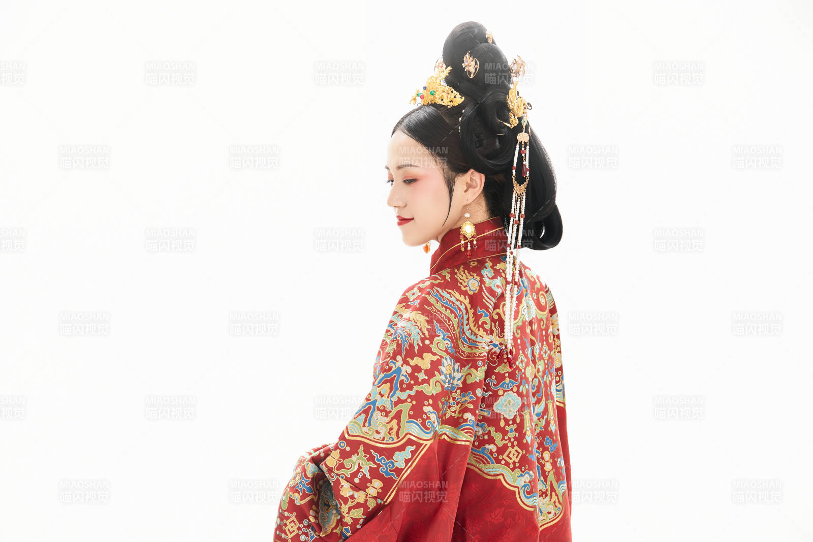 白色背景下穿着中国明朝明制汉服服饰的少女图片