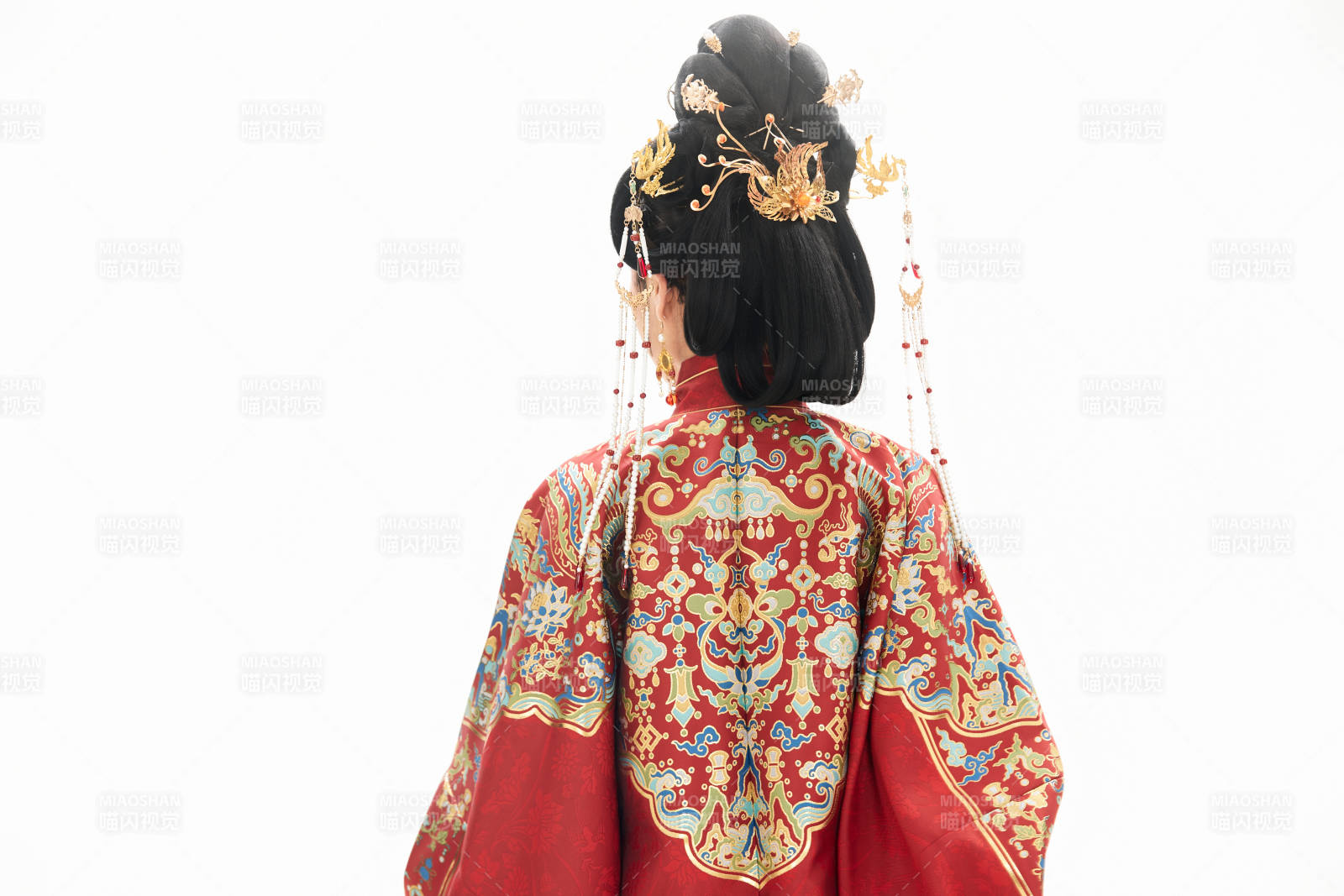 白色背景下穿着中国明朝明制汉服服饰的少女图片