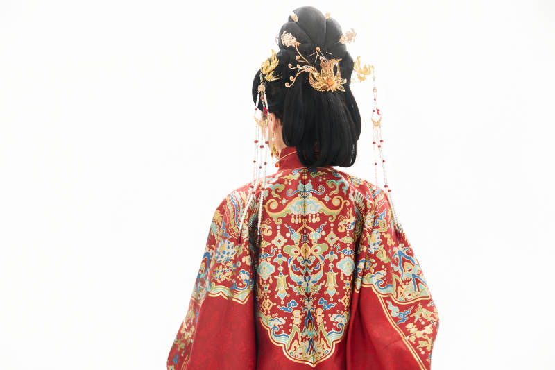 白色背景下穿着中国明朝明制汉服服饰的少女图片