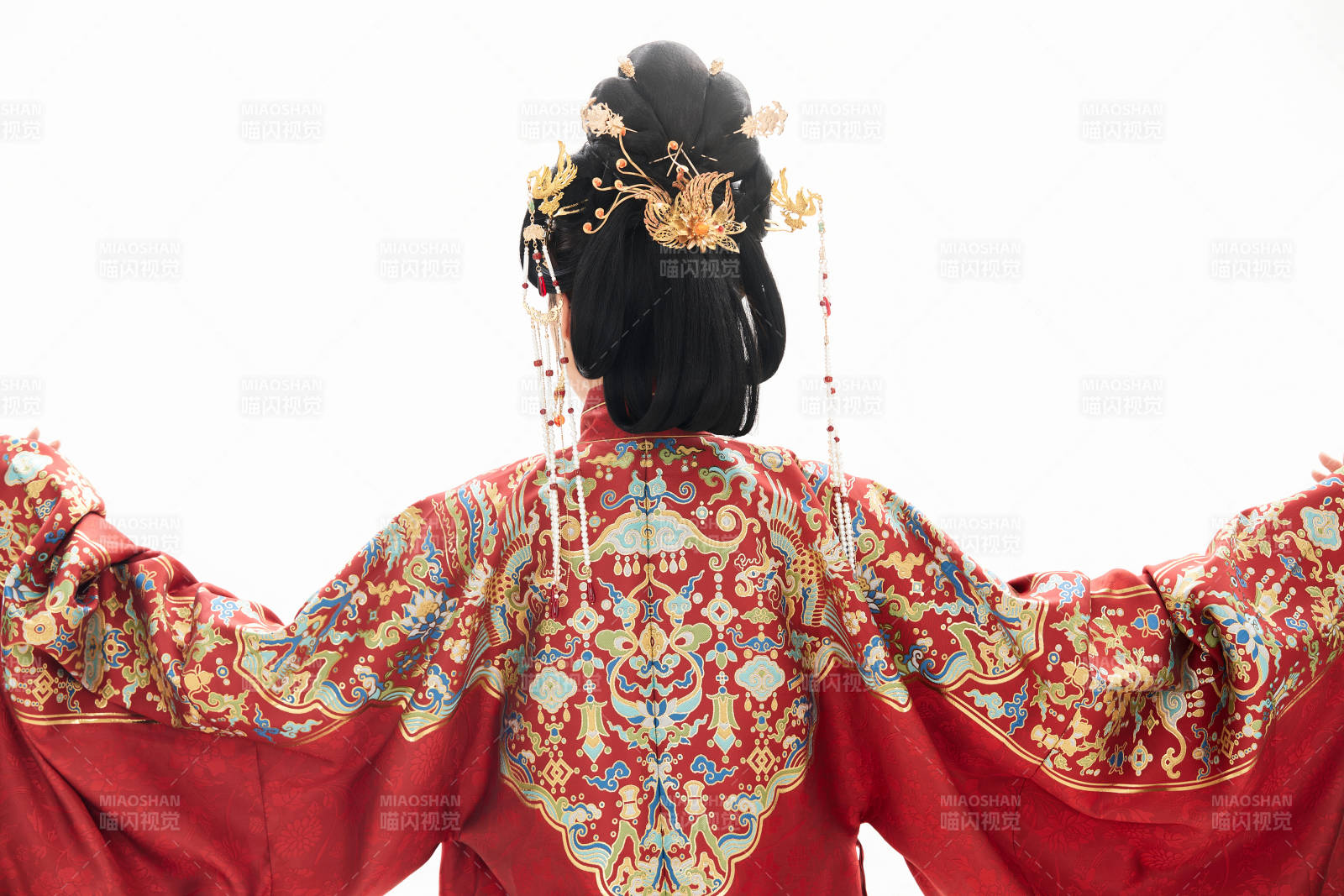 白色背景下穿着中国明朝明制汉服服饰的少女图片