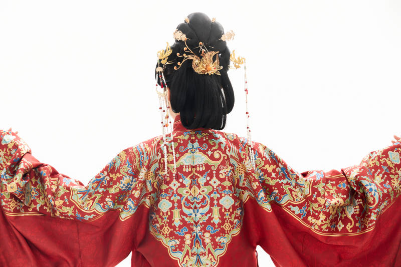 白色背景下穿着中国明朝明制汉服服饰的少女图片