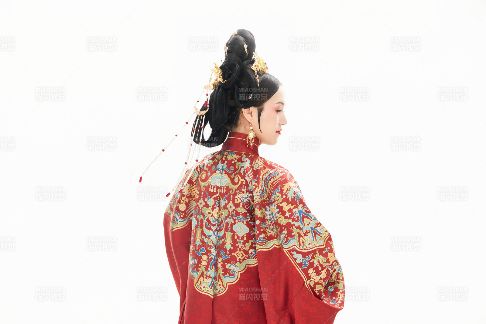 白色背景下穿着中国明朝明制汉服服饰的少女图片