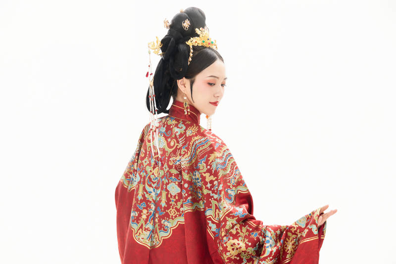 白色背景下穿着中国明朝明制汉服服饰的少女图片