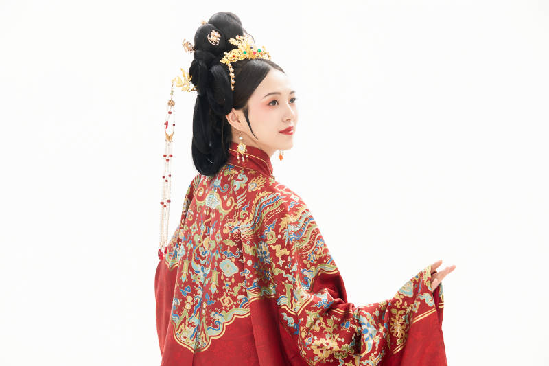 白色背景下穿着中国明朝明制汉服服饰的少女图片