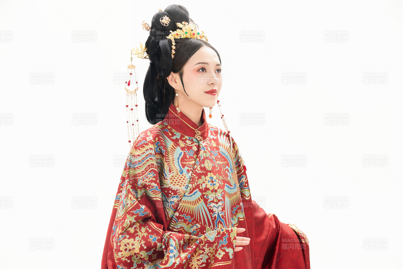 白色背景下穿着中国明朝明制汉服服饰的少女图片