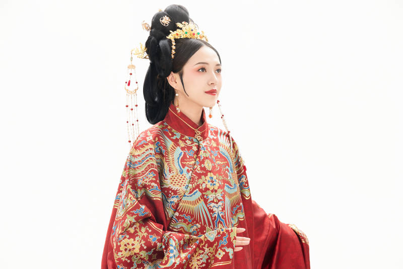 白色背景下穿着中国明朝明制汉服服饰的少女图片