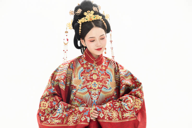 白色背景下穿着中国明朝明制汉服服饰的少女图片