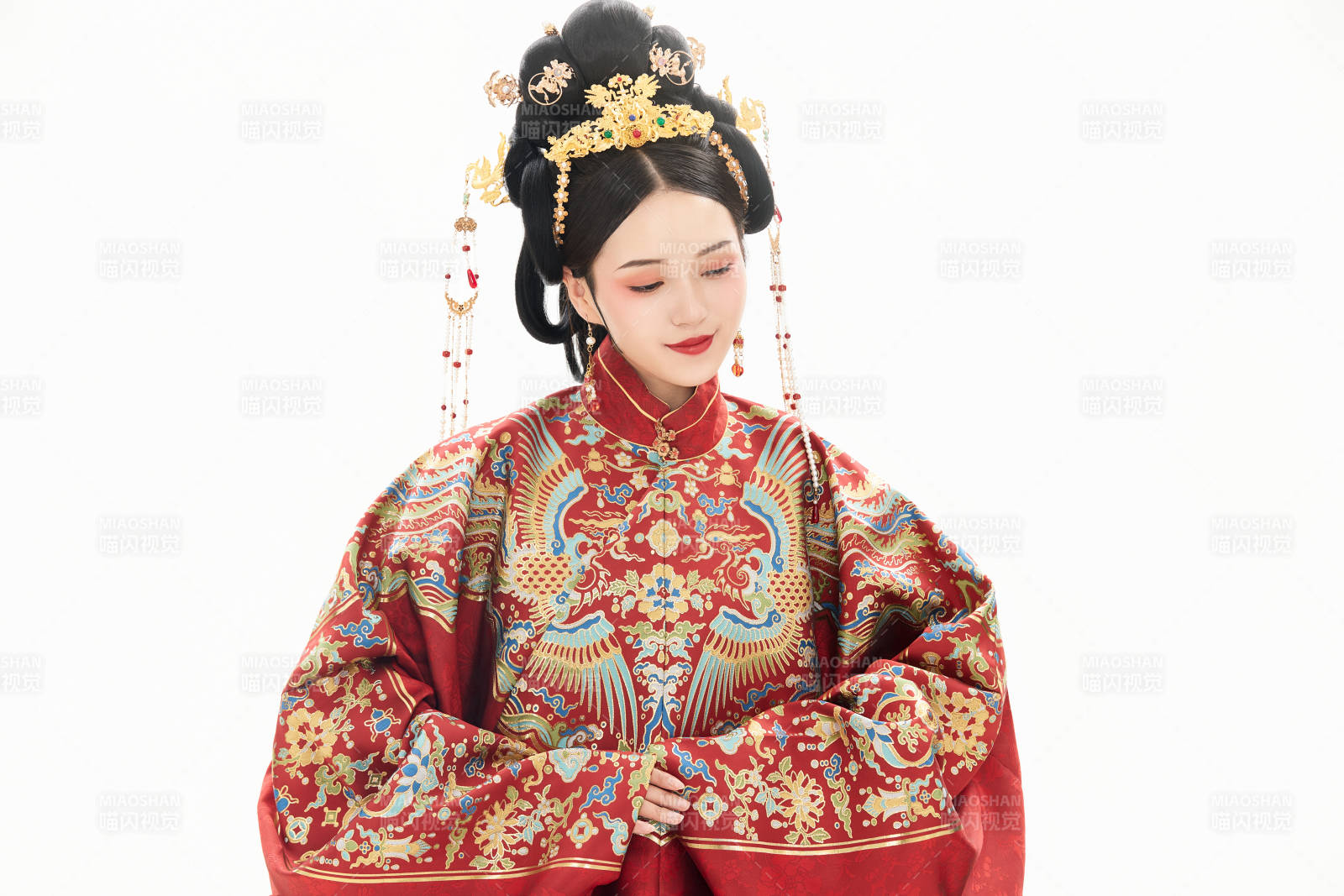 白色背景下穿着中国明朝明制汉服服饰的少女图片