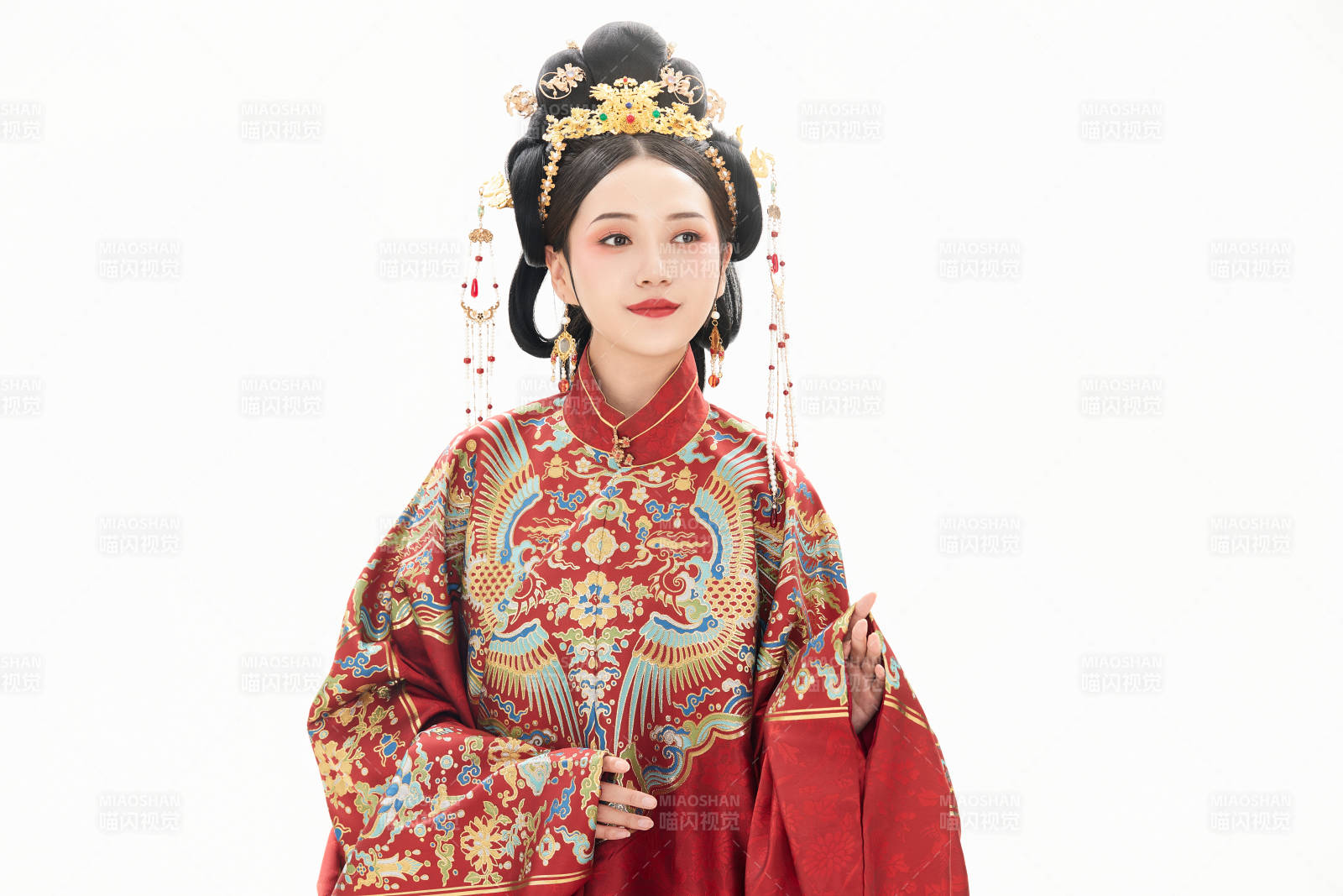 白色背景下穿着中国明朝明制汉服服饰的少女图片