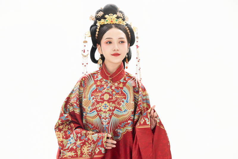 白色背景下穿着中国明朝明制汉服服饰的少女图片