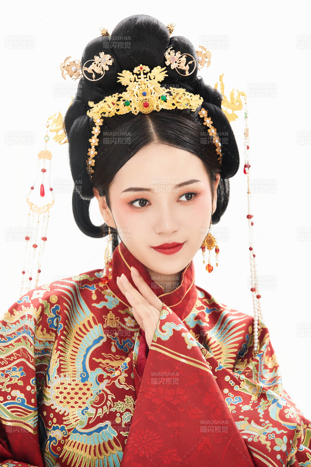 白色背景下穿着中国明朝明制汉服服饰的少女图片