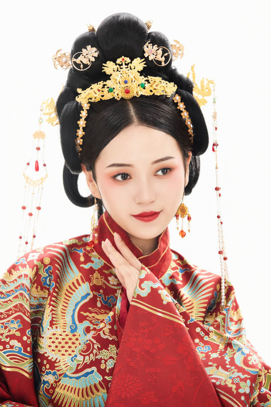 白色背景下穿着中国明朝明制汉服服饰的少女图片