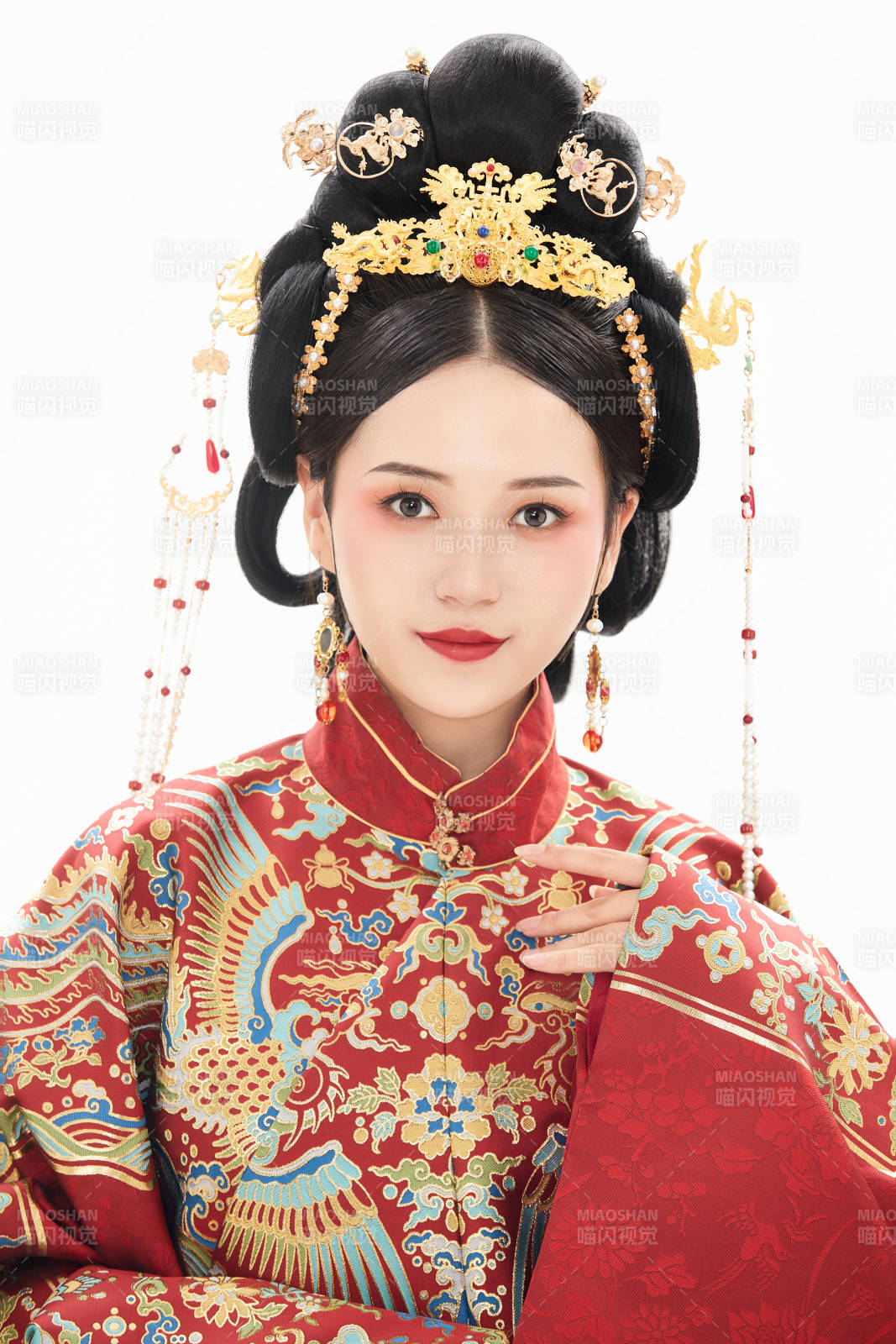 白色背景下穿着中国明朝明制汉服服饰的少女图片