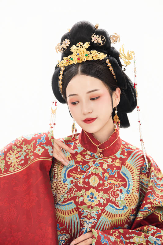 白色背景下穿着中国明朝明制汉服服饰的少女图片