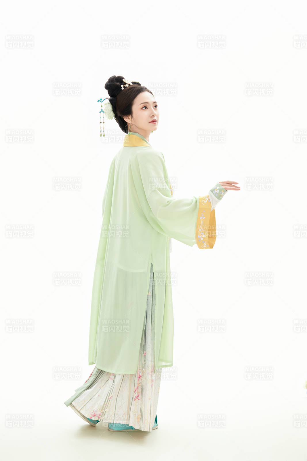 白色背景下穿着南北宋朝汉服的少女图片