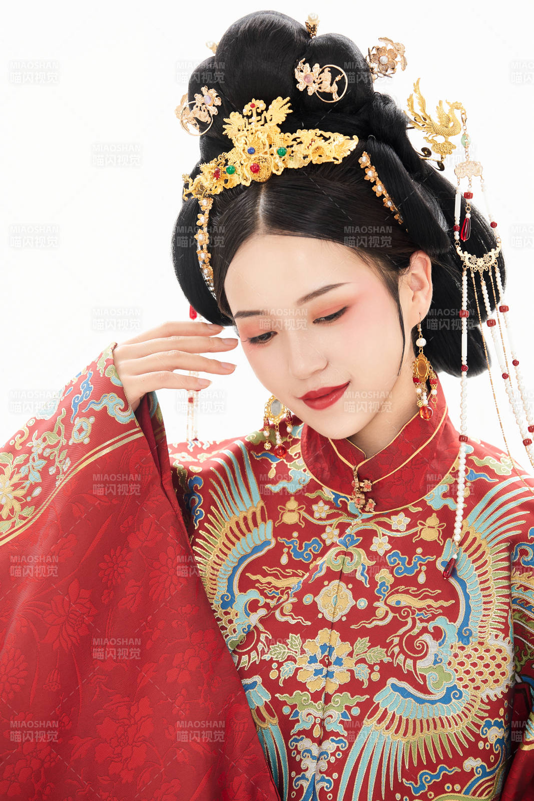 白色背景下穿着中国明朝明制汉服服饰的少女图片