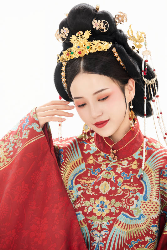 白色背景下穿着中国明朝明制汉服服饰的少女图片