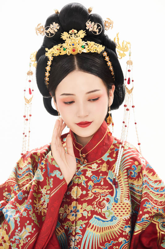 白色背景下穿着中国明朝明制汉服服饰的少女图片