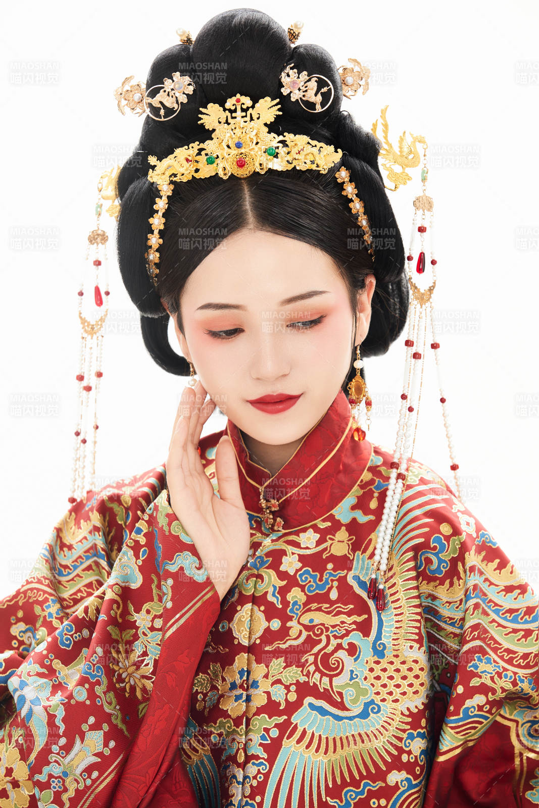 白色背景下穿着中国明朝明制汉服服饰的少女图片