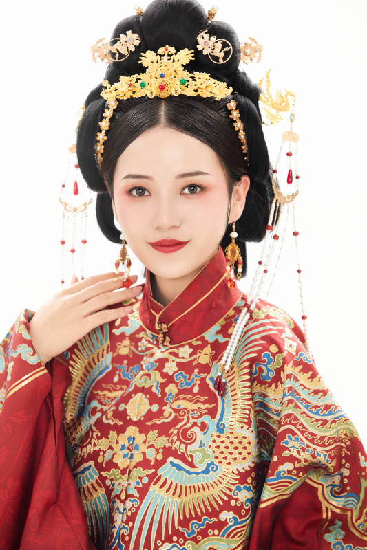 白色背景下穿着中国明朝明制汉服服饰的少女图片