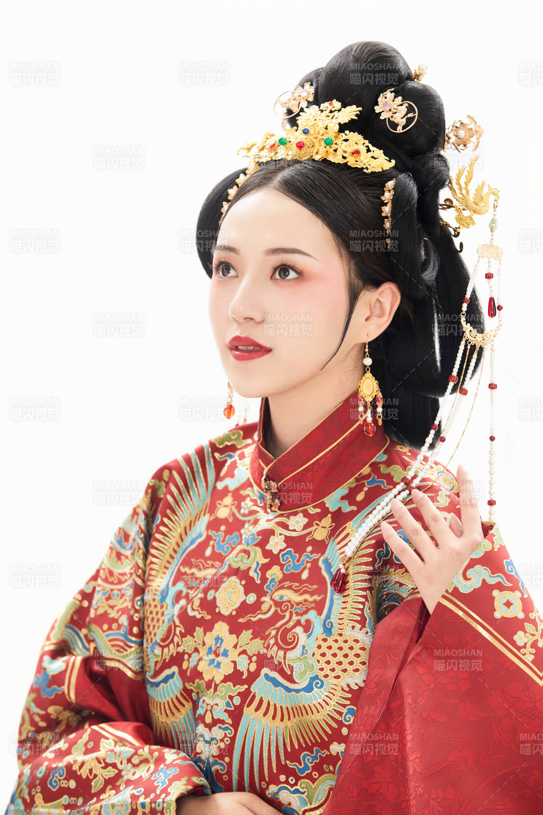 白色背景下穿着中国明朝明制汉服服饰的少女图片