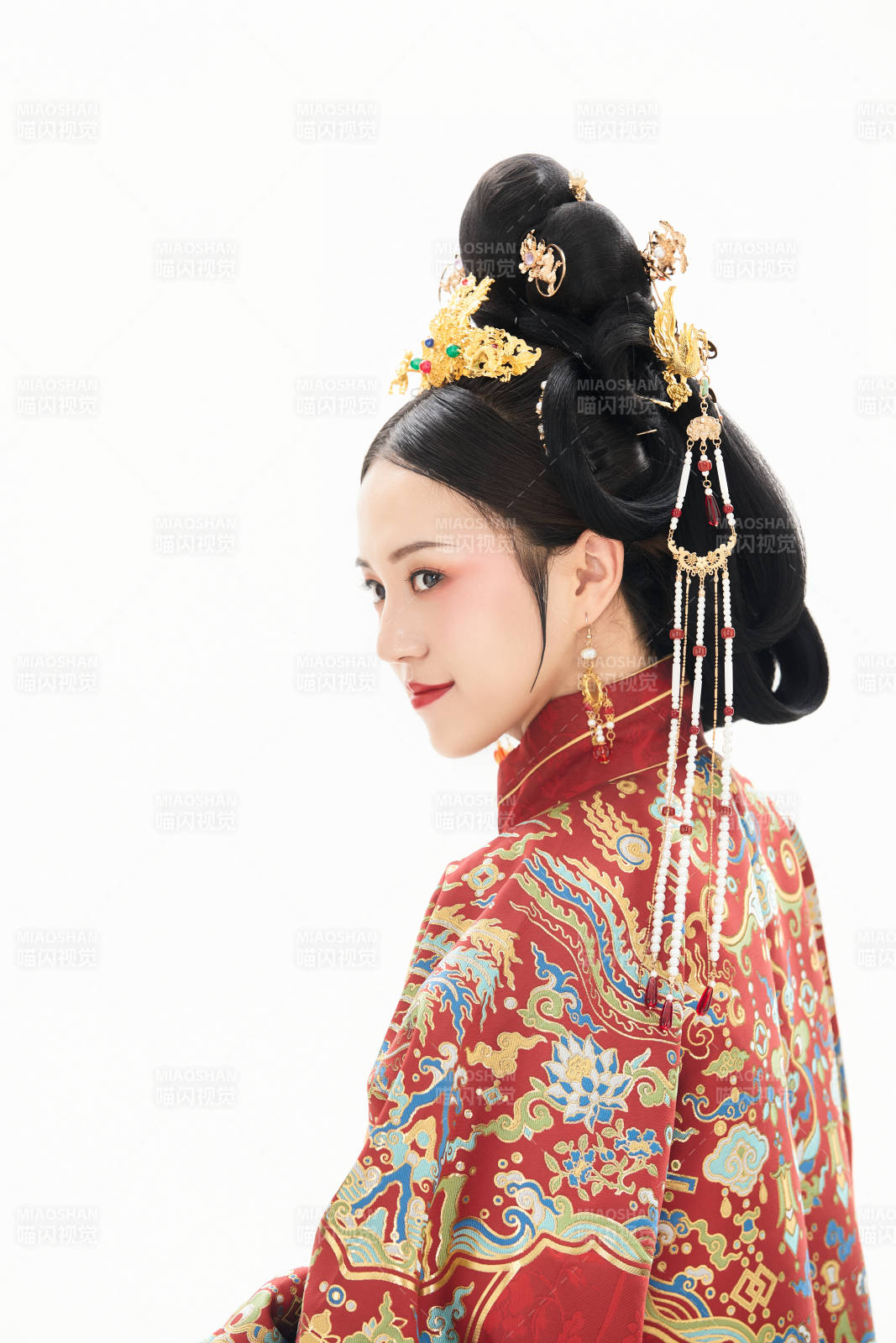 白色背景下穿着中国明朝明制汉服服饰的少女图片