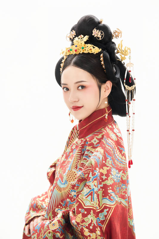 白色背景下穿着中国明朝明制汉服服饰的少女图片