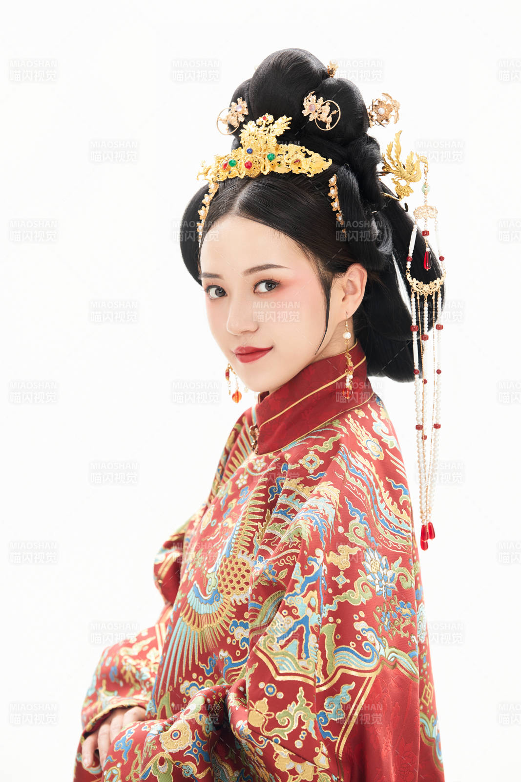 白色背景下穿着中国明朝明制汉服服饰的少女图片