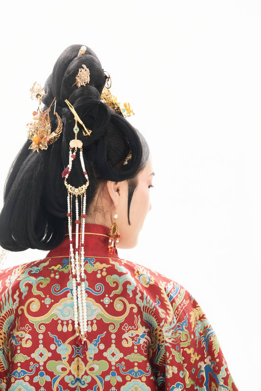 白色背景下穿着中国明朝明制汉服服饰的少女图片