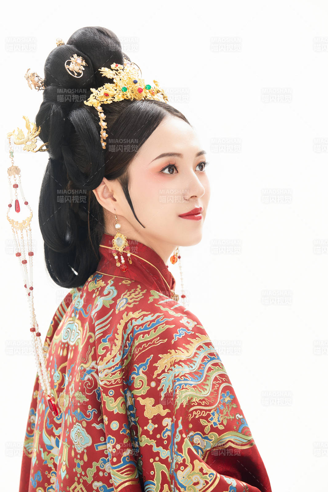 白色背景下穿着中国明朝明制汉服服饰的少女图片