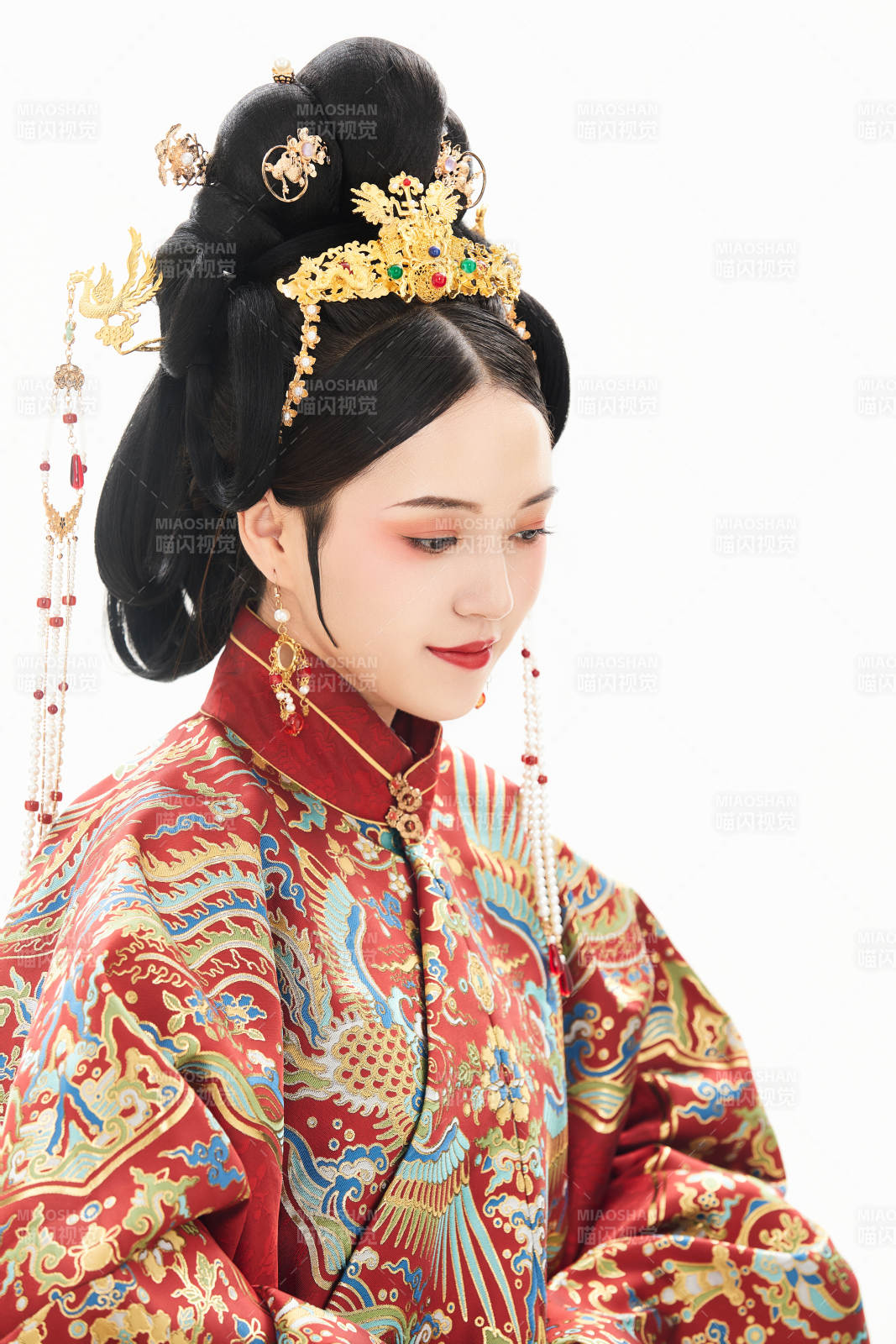 白色背景下穿着中国明朝明制汉服服饰的少女图片