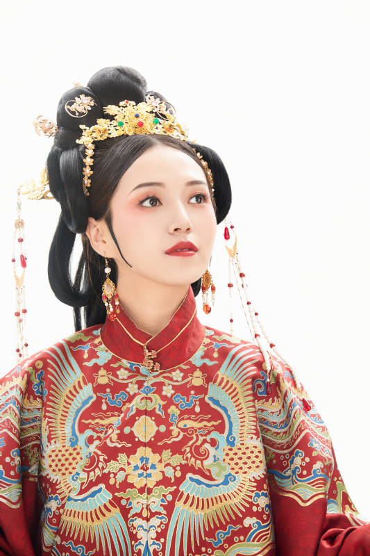 白色背景下穿着中国明朝明制汉服服饰的少女图片