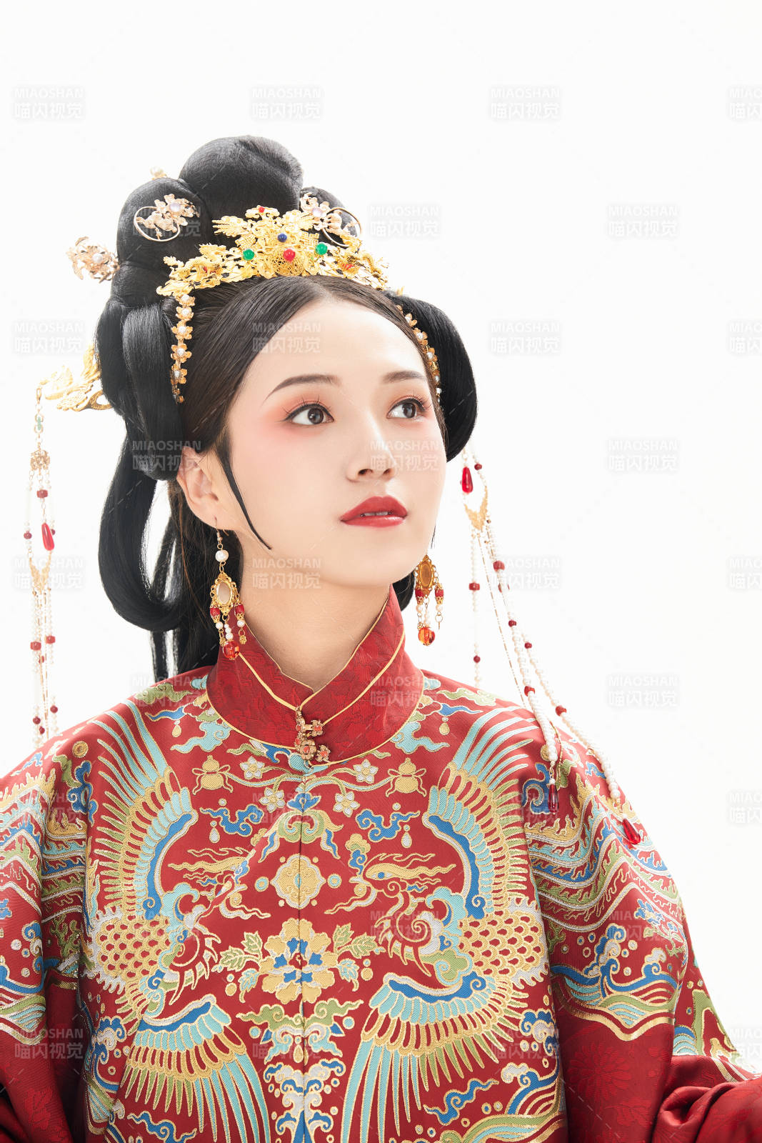 白色背景下穿着中国明朝明制汉服服饰的少女图片