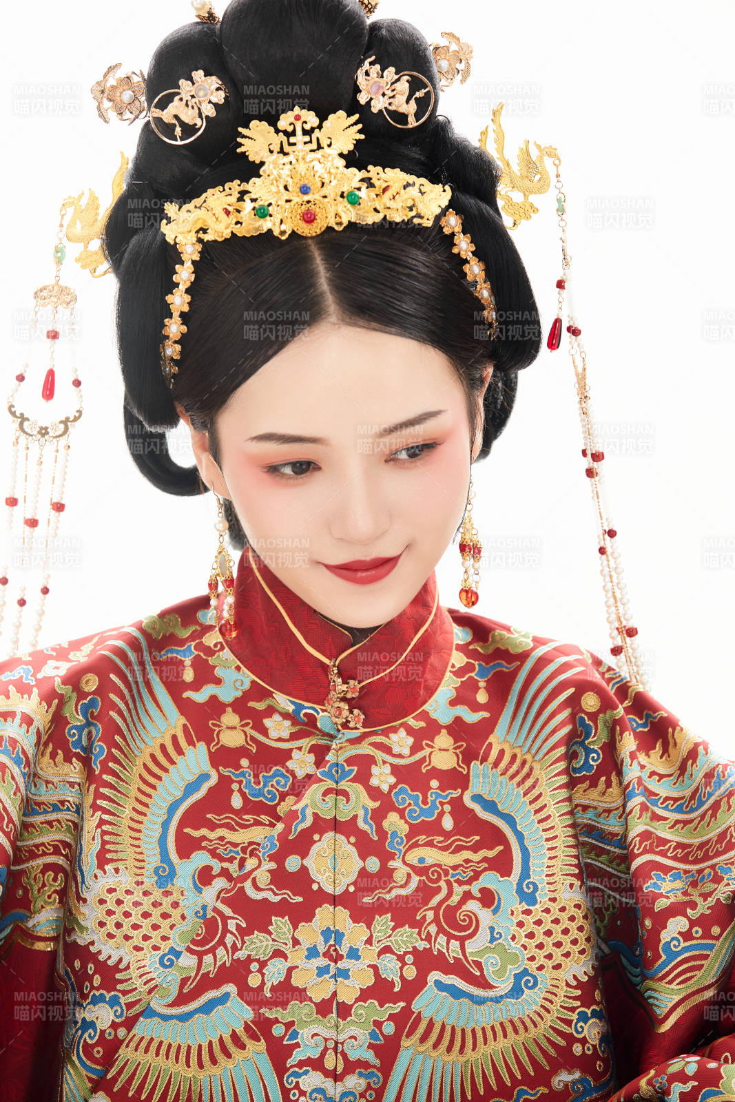 白色背景下穿着中国明朝明制汉服服饰的少女图片