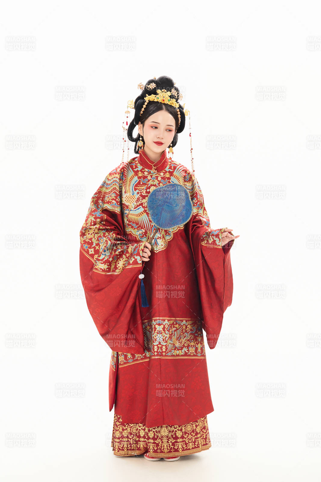 白色背景下穿着中国明朝明制汉服服饰的少女图片