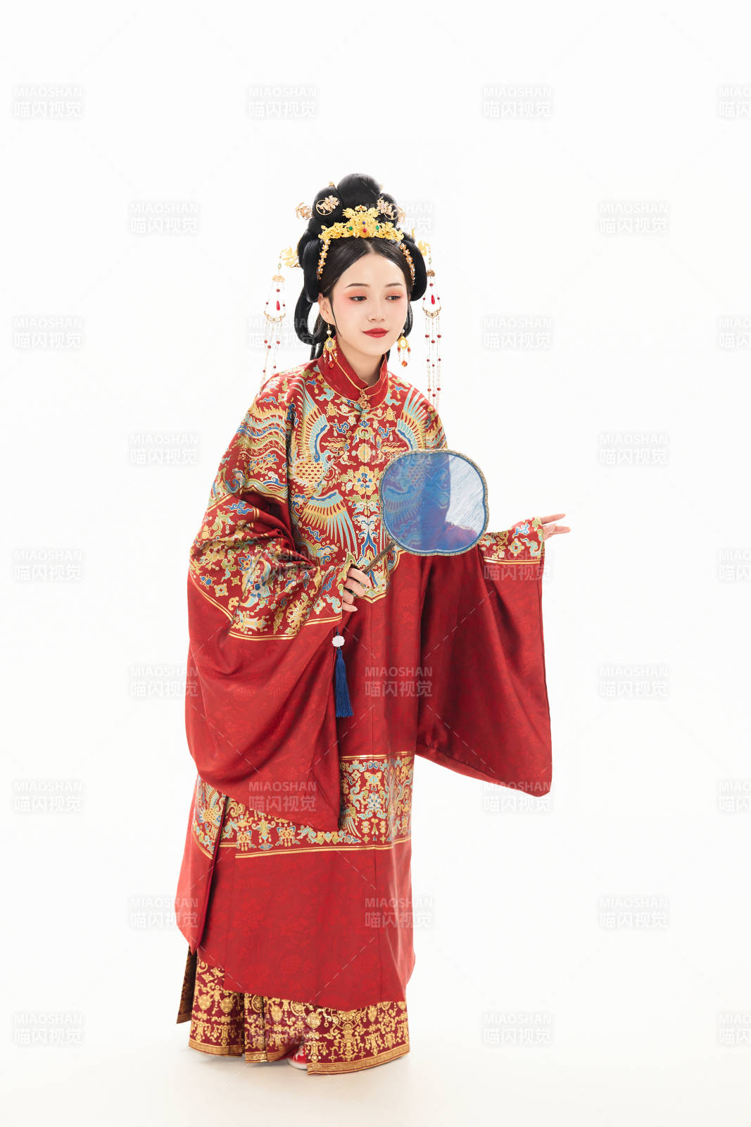 白色背景下穿着中国明朝明制汉服服饰的少女图片