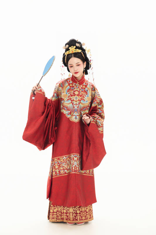 白色背景下穿着中国明朝明制汉服服饰的少女图片