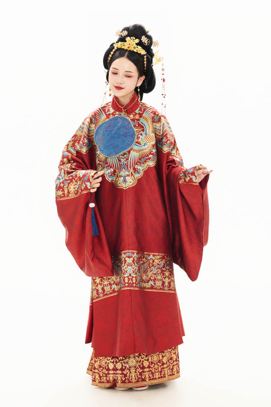 白色背景下穿着中国明朝明制汉服服饰的少女图片