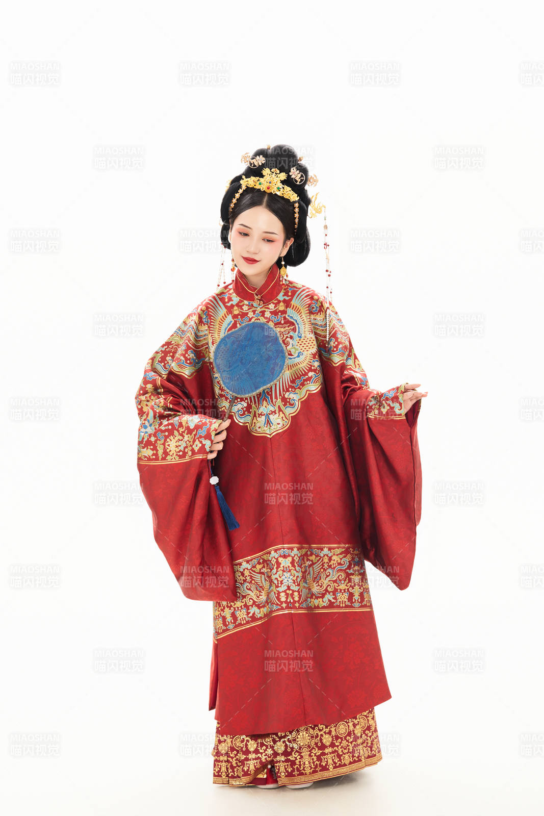 白色背景下穿着中国明朝明制汉服服饰的少女图片