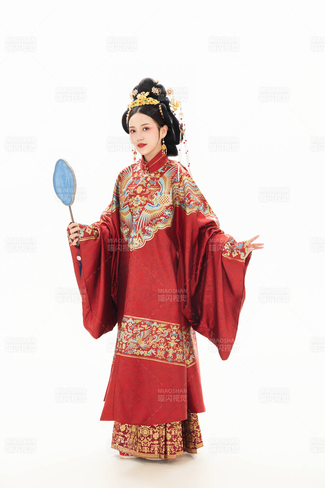 白色背景下穿着中国明朝明制汉服服饰的少女图片