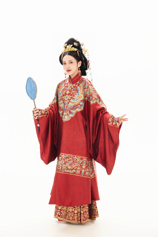 白色背景下穿着中国明朝明制汉服服饰的少女图片