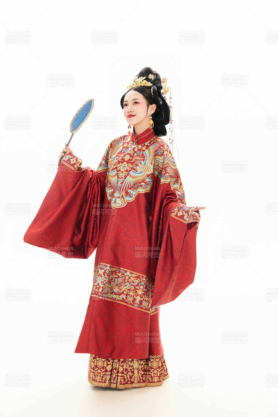 白色背景下穿着中国明朝明制汉服服饰的少女图片